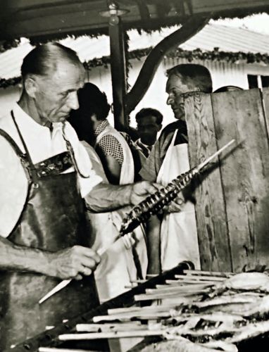 Ferdinand Bierbichler beim Steckerlfisch-Grillen in den 5oer Jahren